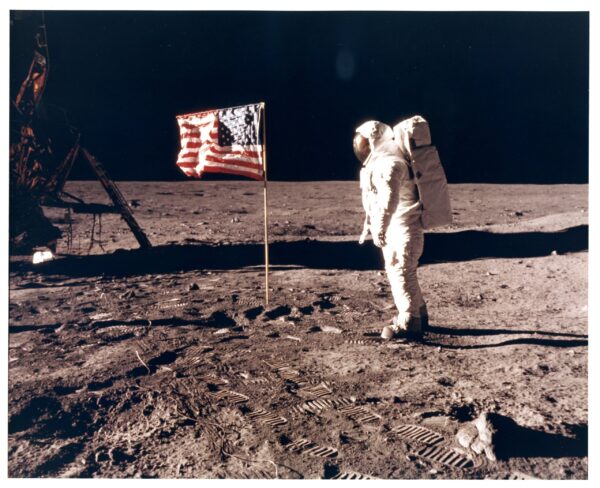 Apollo 11, Buzz Aldrin au côté du drapeau américain (AS11-40-5874)
