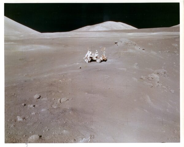 Apollo 17, Harrison Schmitt travaille sur le Rover Lunaire, (AS17-137-21011)