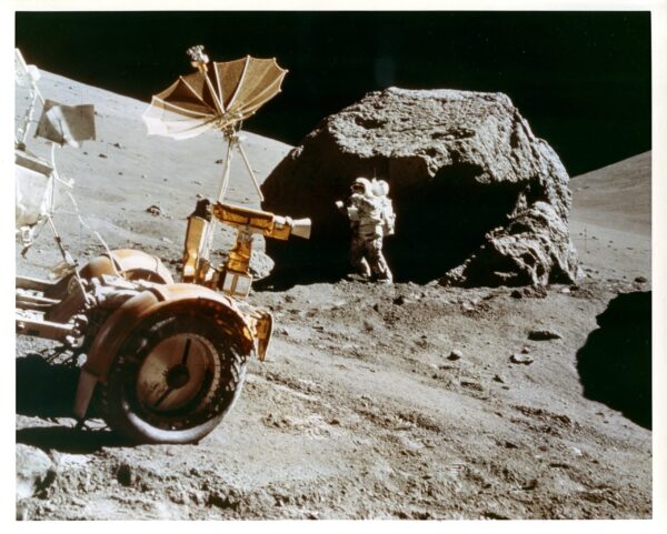 Apollo 17, Harrison Schmitt étudie un rocher (AS17-146-22294)