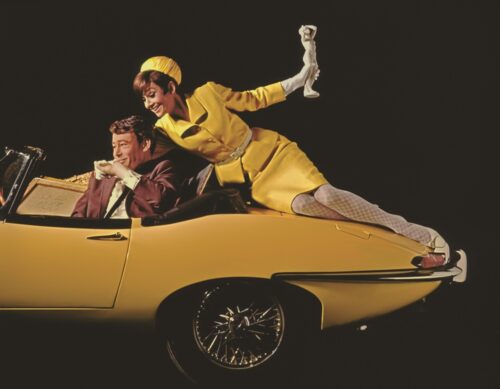Audrey Hepburn et Peter O'Toole, on yellow car, 1966