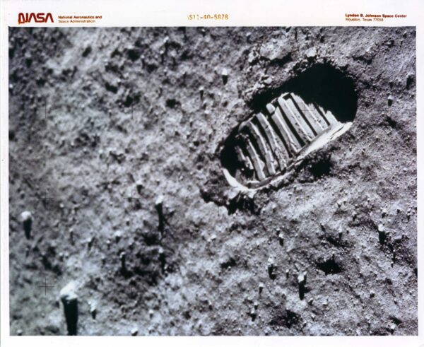 Apollo 11, Footprint (AS11-40-5878)