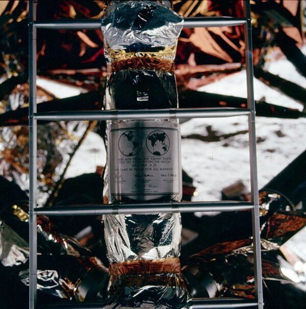 Apollo 11, Plaque (AS11-40-5899)