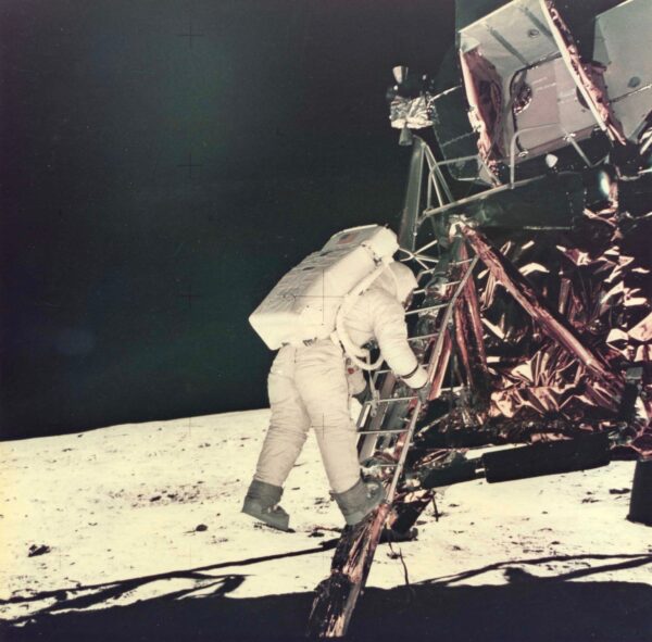 Apollo 11, Buzz Aldrin descend du module lunaire (AS11-40-5868)