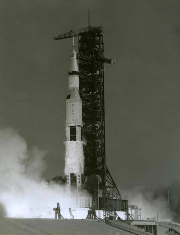 Apollo 11, Lancement de la fusée Saturn V (S-69-39525) N&B