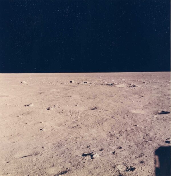Apollo 11, La surface de Lune (AS11- 37- 5458)