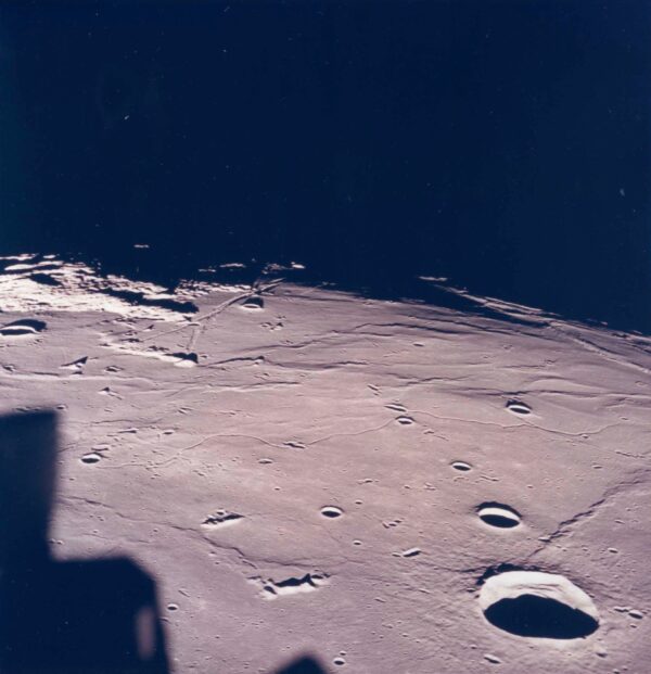 Apollo 11, Paysage lunaire (AS11- 37- 5437)